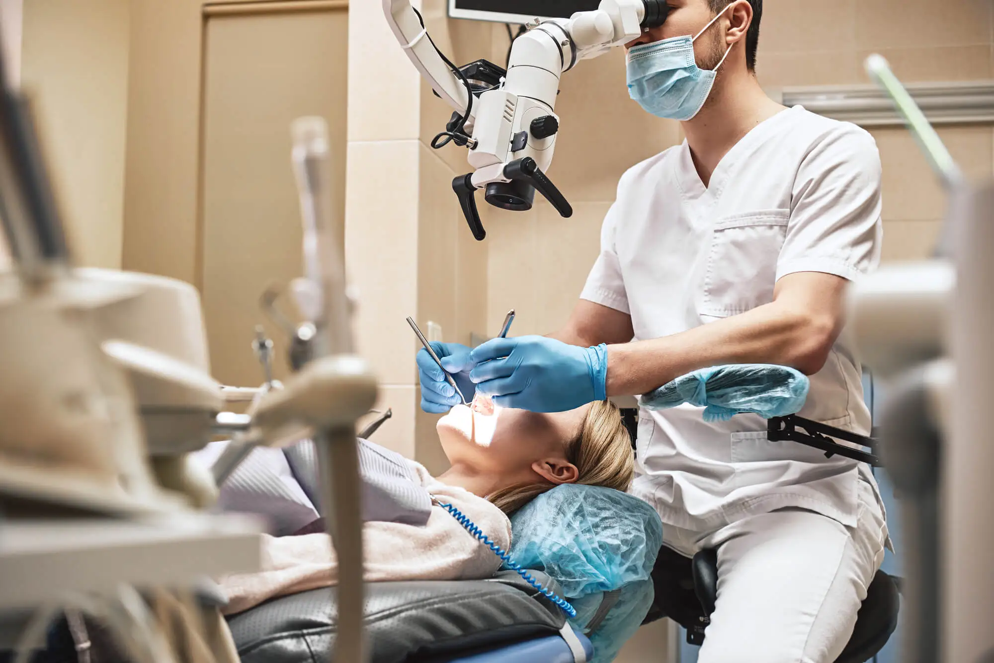 Un dentista esegue un intervento chirurgico su un paziente per estrarre un impianto.