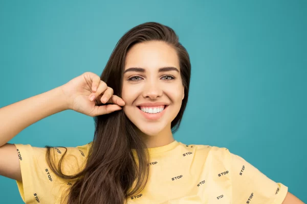 Una persona di sesso femminile che sorride e mostra i denti.