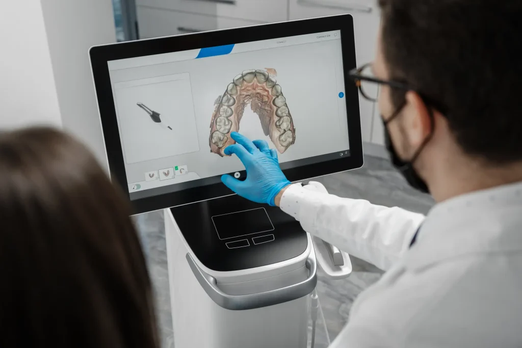 Il dentista esegue una scansione 3D dei denti con una tecnologia moderna.