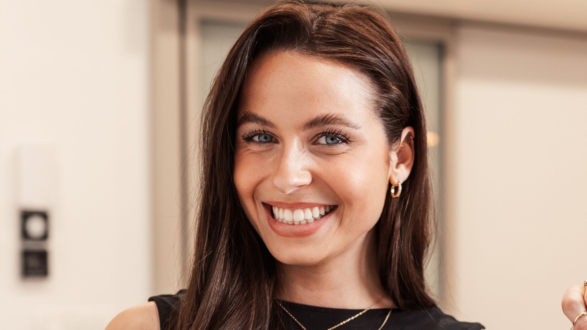 Donna sorridente dopo il trattamento con gli allineatori trasparenti Shine