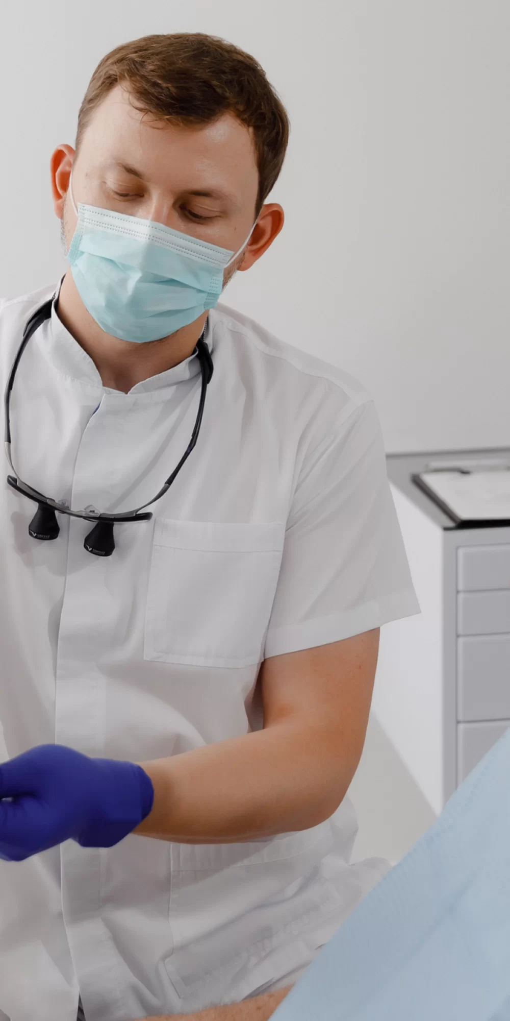 Il dentista mostra al paziente una scansione dei denti.