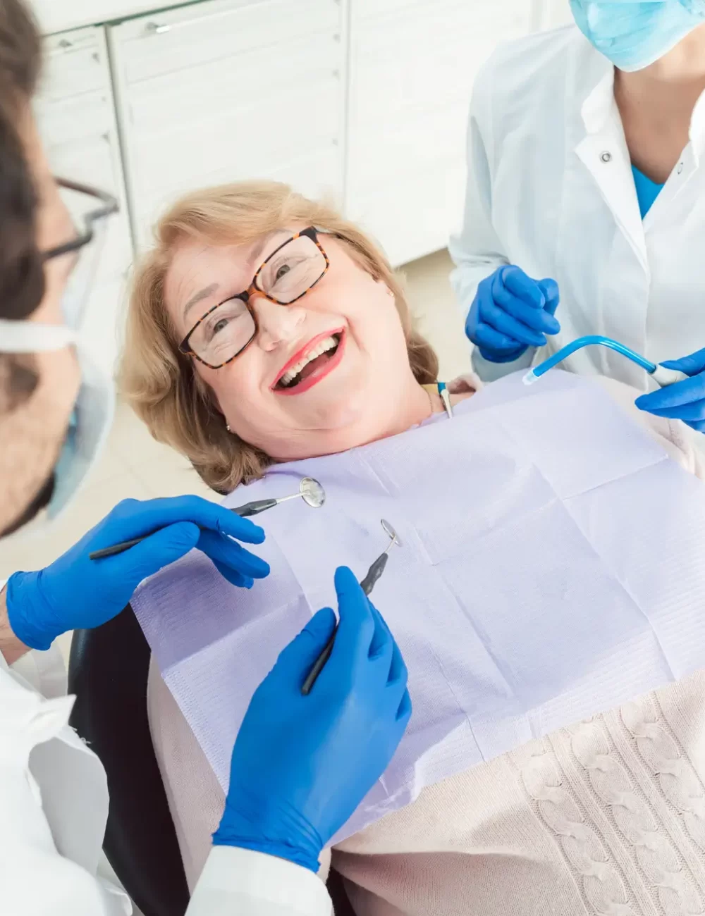 Paziente che esamina un impianto dentale.